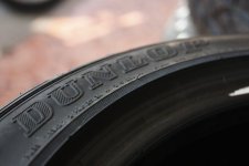 ยาง DUNLOP LM703 235-40-18 ปี13 2.jpg